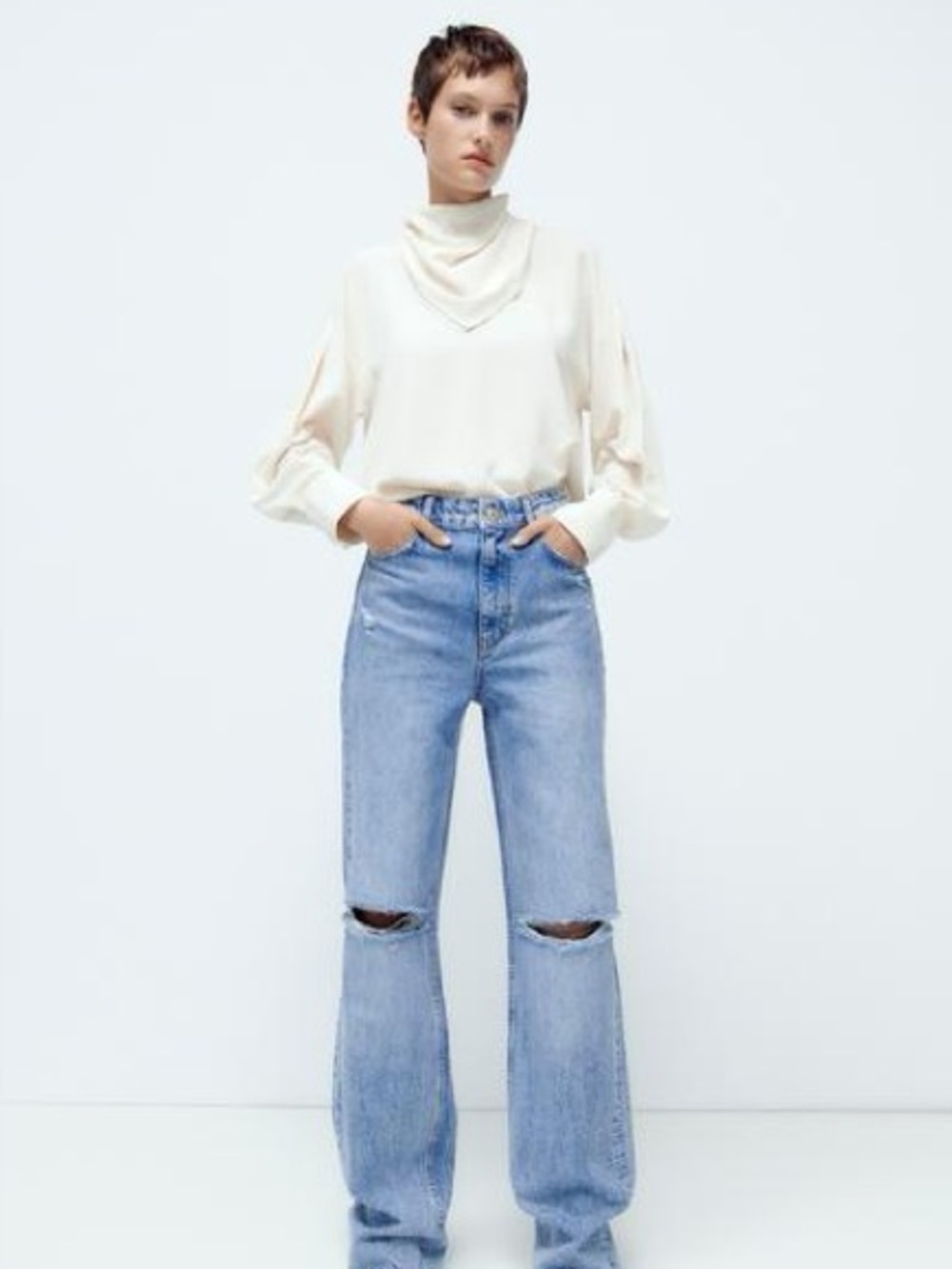 ZARA FULL LENGTH RIPPED ANKLE JEANS
Light Wash size 6